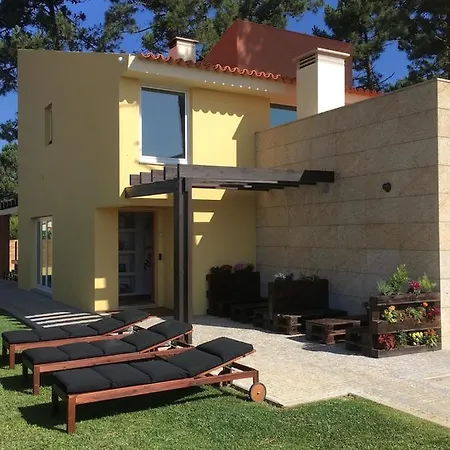Golden Waves Surf And Yoga Lodge Furadouro Frühstückspension *